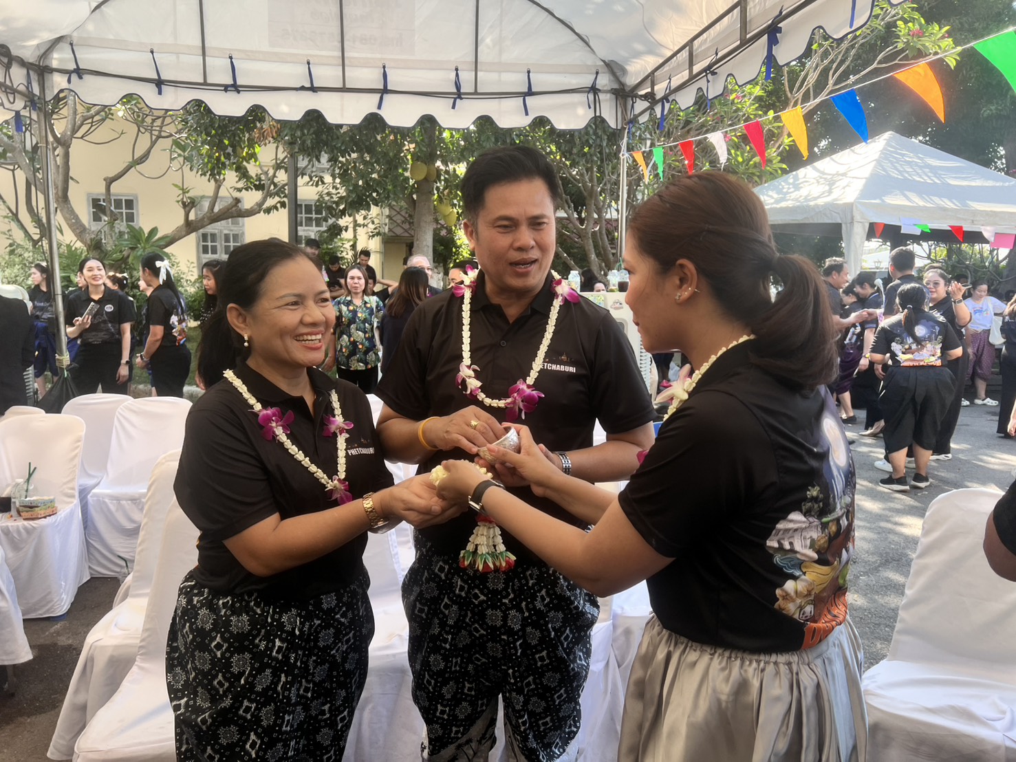 title - ปฏิรูปที่ดินจังหวัดเพชรบุรี พร้อมด้วยเจ้าหน้าที่ ส.ป.ก.เพชรบุรี ร่วมพิธีรดน้ำขอพรผู้บริหารจังหวัด เพื่อเสริมความเป็นสิริมงคลเนื่องในโอกาสต้อนรับปีใหม่ไทย 2569 และเพื่ออนุรักษ์และสืบสานประเพณีสงกรานต์อันดีงามของไทย